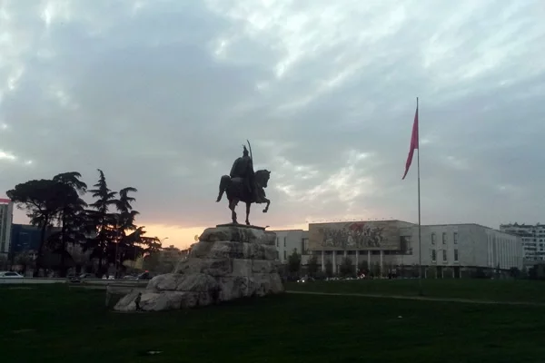 Памятник Скандербегу в Тиране.