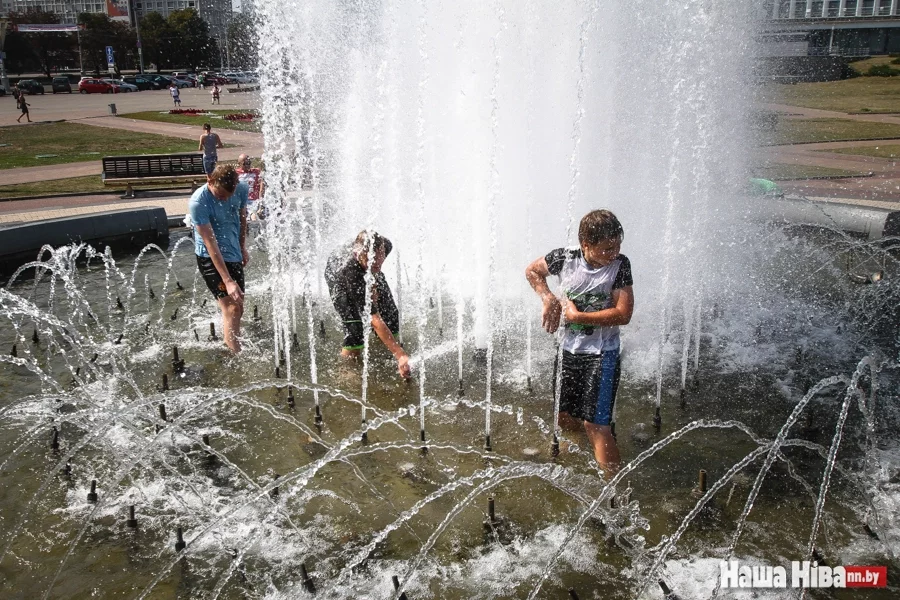 Из-за жарких летних дней дети фактически оккупировали столичные фонтаны.