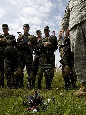 Украінскія і амэрыканскія жаўнеры падчас сумесных вучэнняў у 2011 годзе. Фота US Army.