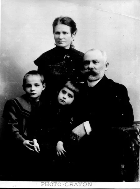 На фота: Апалінар Казіміравіч Багушэвіч, родны брат паэта з сям’ёй — з дочкамі Алінай, Канстанцыяй і жонкай Мальвінай.