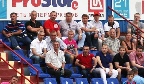 Олег Протасов (второй слева в верхнем ряду) на матче «Динамо» — «Неман». Юрий Чиж — четвертый слева.