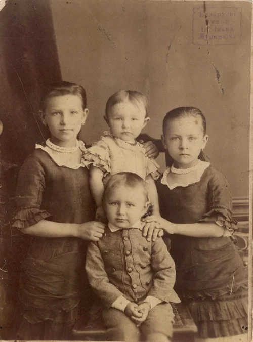 Дзеці Луцкевічаў: малы Ян (сядзіць) з сёстрамі Станіславай (злева), Вікторыяй і Марыяй Алёйзіяй