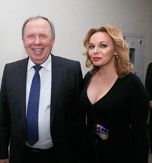 На церемонию награждения в конкурсе «Триумф. Героям спорта — 2014» министр пришел с певицей Александрой Гайдук.