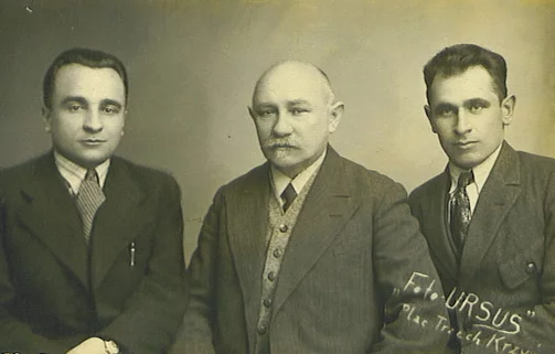 Dvarecki (sprava) z zachodniebiełaruskimi dziejačami Siarhiejem Paŭłovičam i Piatrom Łastaŭkaj. 1930-ja.