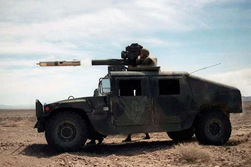 Стрэл з супрацьтанкавага комплексу BGM-71 TOW, які ўсталяваны на джыпе Humvee.