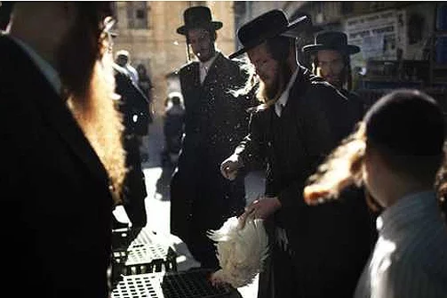 Накануне праздника Йом-Кипур иудеи совершают обряд искупления — Капарот, фото AFP.