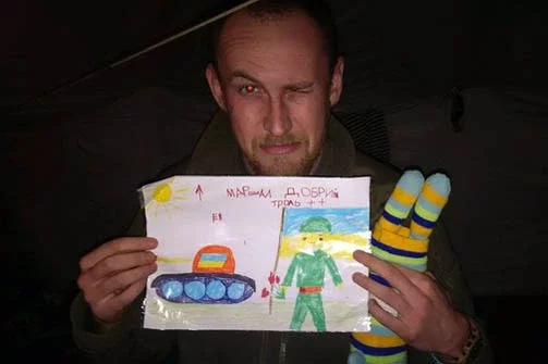 «Маршал» в аэропорту передает благодарность детям, которые присылают письма и рисунки солдатам.