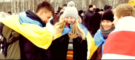 Дзвюх дзяўчат і хлопца з украінскімі сцягамі можна бачыць на адным з сённяшніх відэа з мітынга.
