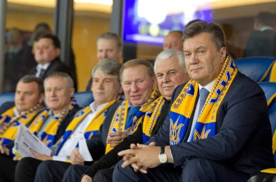 Leanid Kraŭčuk (druhi sprava) ŭ VIP-łožy. Fota pres-słužby prezidenta Ukrainy.