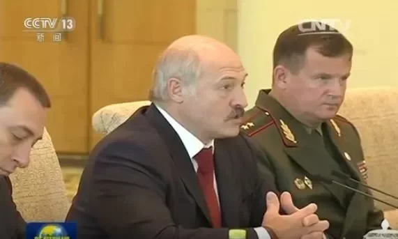 Рядом с Александром Лукашенрко на встречах в Пекине сидел министр обороны Андрей Равков (справа) и руководитель военно-промышленного комплекса Сергей Гурулев.
