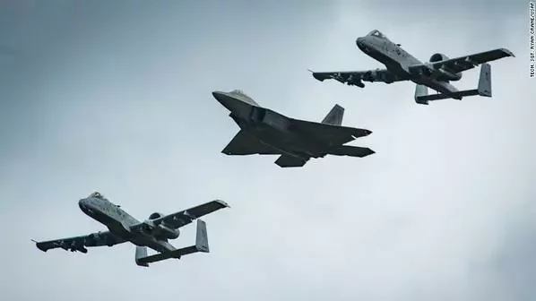 Созданные по технологии «стелс» суперсовременный американский самолет F-22 пролетает над Эстонией в сопровождении старых А-10. Фото телеканала Си-Эн-Эн.