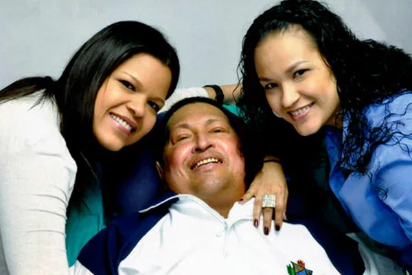 Чавес в окружении двух дочерей.