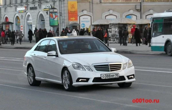 Павел Дуров за рулем этого же Mercedes. Фото: о001оо.ru