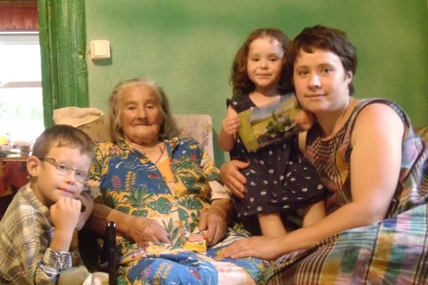 Баба Маруся с внучкой и правнуками.