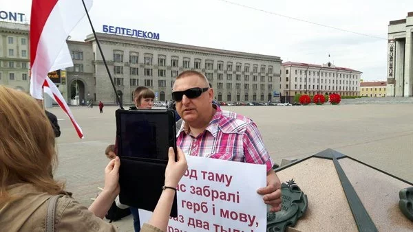 Николай Автухович во время акции «Проспект национального флага» 14 мая. Фото Радио «Свабода»