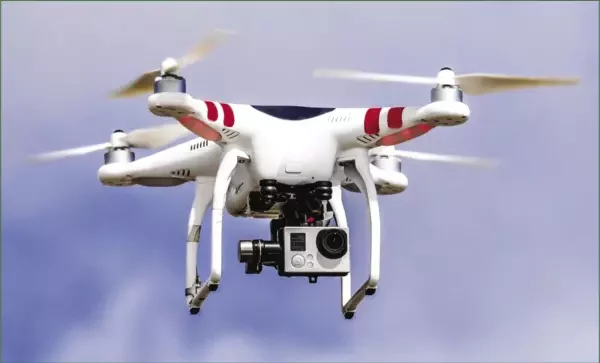 Dron-kvadrakoptar. Fota ilustracyjnaje