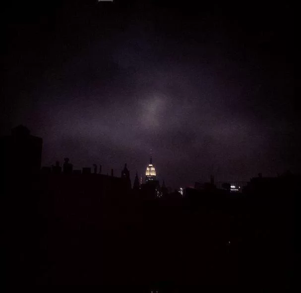 Знаменитый небоскреб «Эмпайр стейт билдинг» на углу 5-й авеню в темноте. В некоторых районах Нью-Йорка пропало электричество. Фото сообщества Hurricane Sandy Updates в Фейсбуке.