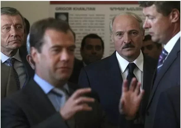 2010 год. Пик игры Медведева против Лукашенко. Президенты Беларуси и России на саммите в Ереване. Фото Рейтер.