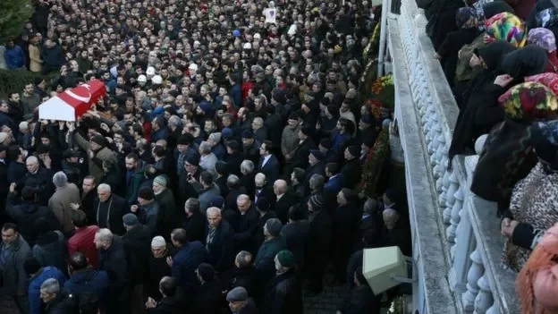 На похороны жертв нападения приходят сотни людей. Фото AP