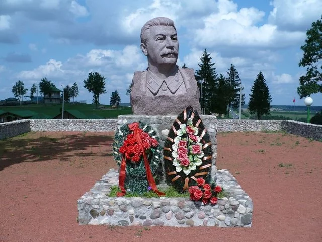 На фото — бюст на «Линии Сталина» под Минском.