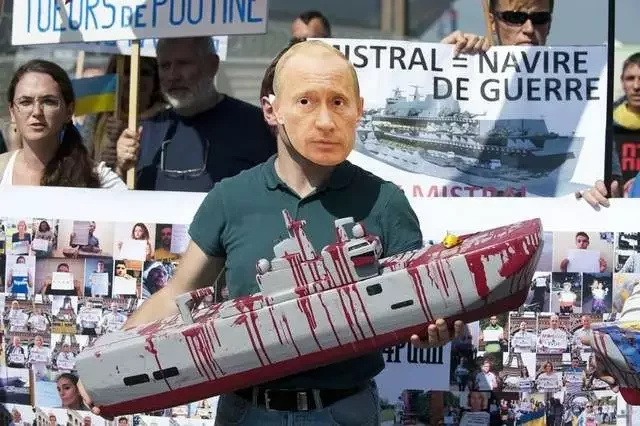 Демонстрант в маске Путина во Франции протестует против передачи «Мистралей» России