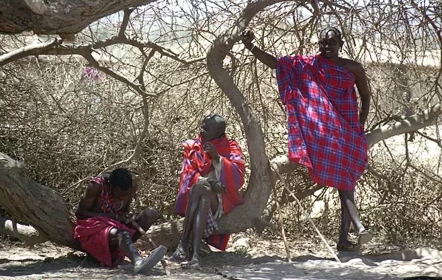 Мужчыны племені масаі ў сваёй вёсцы ў Кеніі