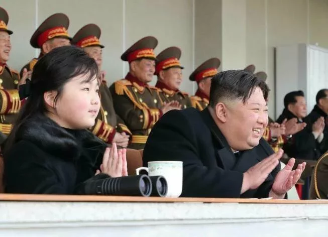 Ким Чен Ын с дочерью Ким Чжу Э. фото: KNMA