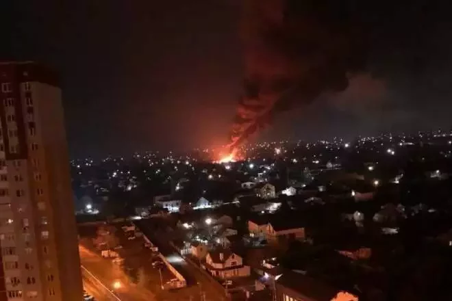Пожар в Киеве после взрыва российской ракеты.