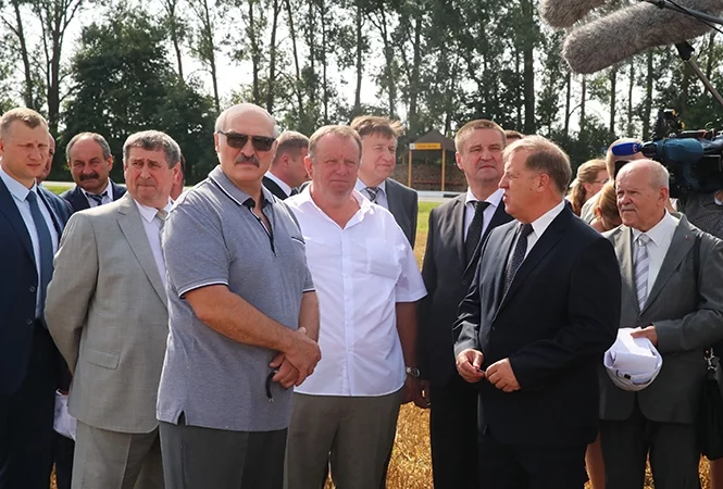 Михаил Русый на фото слева от Лукашенко, president.gov.by