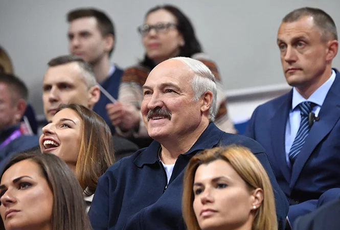 Гімнастка Ксенія Санковіч побач з Аляксандрам Лукашэнкам.