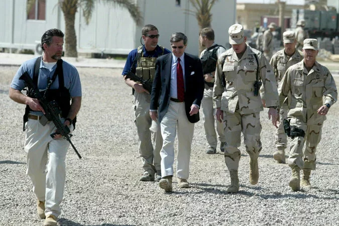 Контрактники из Blackwater охраняют Пола Бремера, главу временной американской администрации в Ираке, март 2004 года.