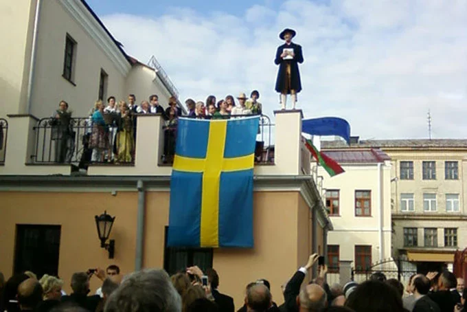 Июнь. Посол Эрикссон выступает на парапете шведского посольства в Минске. Фото «Нашей Нивы».