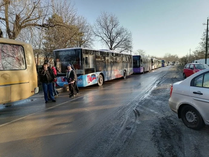 Эвакуационные автобусы из ЛНР и ДНР. Фото: Елена Романова/Facebook