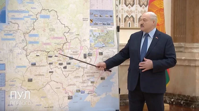 Лукашенко 1 марта 2022 года показывает, как якобы собирались нападать на Беларусь. Фото: Пул первого.