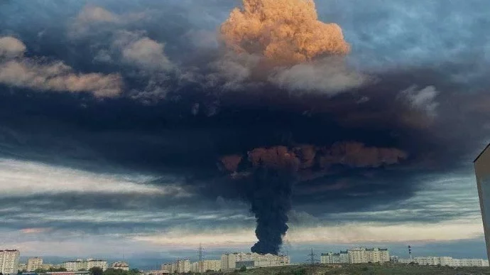 Гіганцкі пажар у Севастопалі. Украінскі беспілотнік знішчыў рэзервуары на армейскай нафтабазе