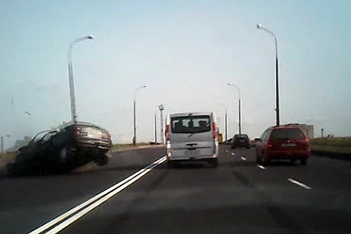 Скриншот видео, сделанного регистратором свидетеля аварии.