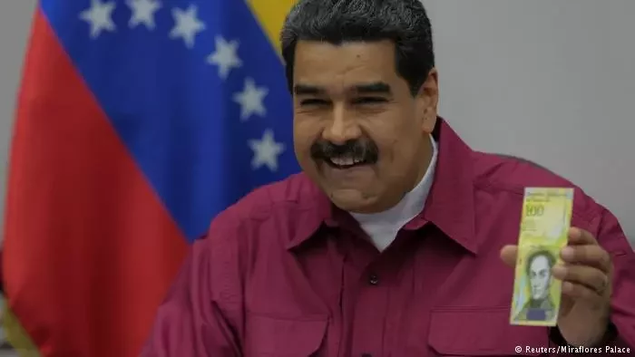 Мадура демонстрирует купюру в 100 тыс. боливаров