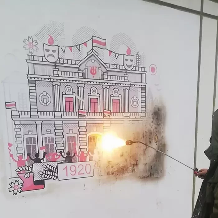 Неизвестные выжигают огнем мурал с изображением Купаловского театра в Минске.