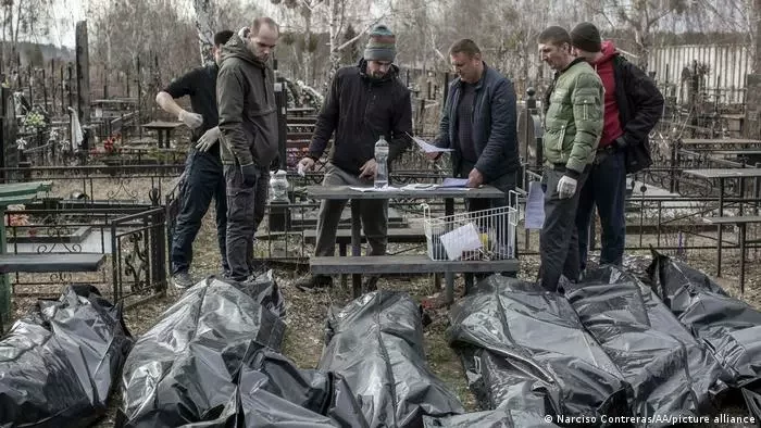 На кладбище в Буче под Киевом хоронят погибших от рук российских военных