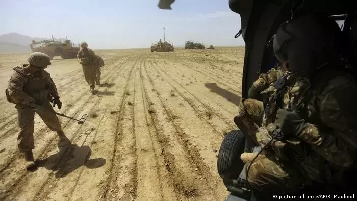 Амерыканскія салдаты шукаюць і абясшкоджваюць міны ў Афганістане. Фота: AP