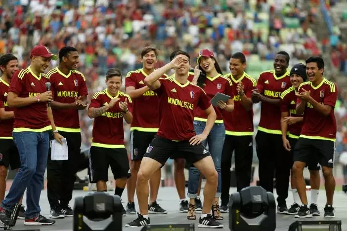 Футбалісты моладзевай зборнай Венесуэлы танцуюць на стадыёне. Іх сустрэлі як нацыянальных герояў. Фота Ройтэрз.