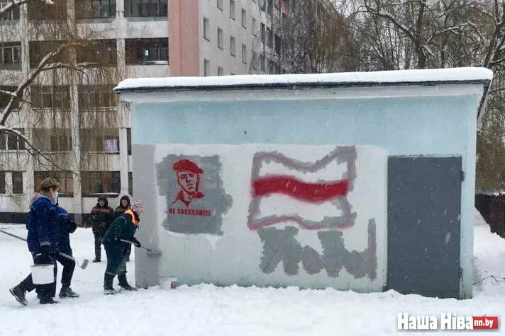 Коммунальщики замазывают граффити в Минске