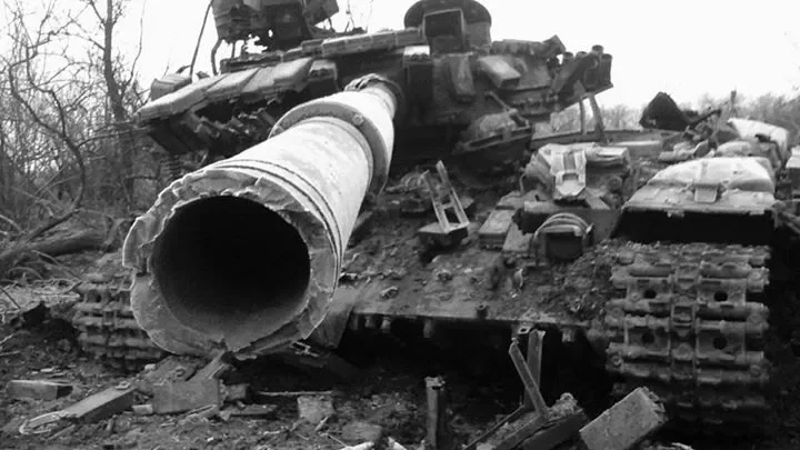 Ukrainski tank, padbity rasijskimi siłami. Fota z Fejsbuka ŭkrainskaha lejtenanta Alaksieja Čabana, jaki vajuje ŭ rajonie Debalcava.