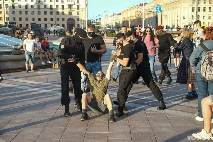 Задержание на площади Независимости в Минске. Фото: Tut.by.