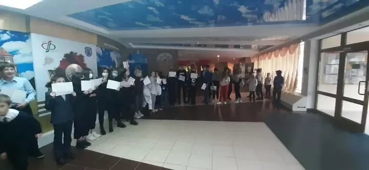 Источник фото: читатель TUT.BY. 30 октября гимназисты вышли в коридор с белыми листами