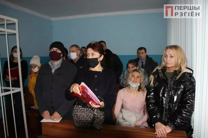 Алена Мікалаеўна (у першым шэрагу другая злева) на судзе. Фота: «Першы Рэгіён»