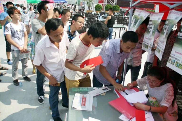В Китае мужчин больше, чем женщин, что наглядно видно на любой ярмарке рабочих мест. Photo: Guo Zhihua, China Daily
