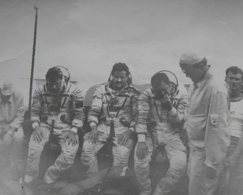 Советско-сирийский экипаж на катере, перед спуском на воду. Мохаммед Ахмед Фарис — в центре, с усами.