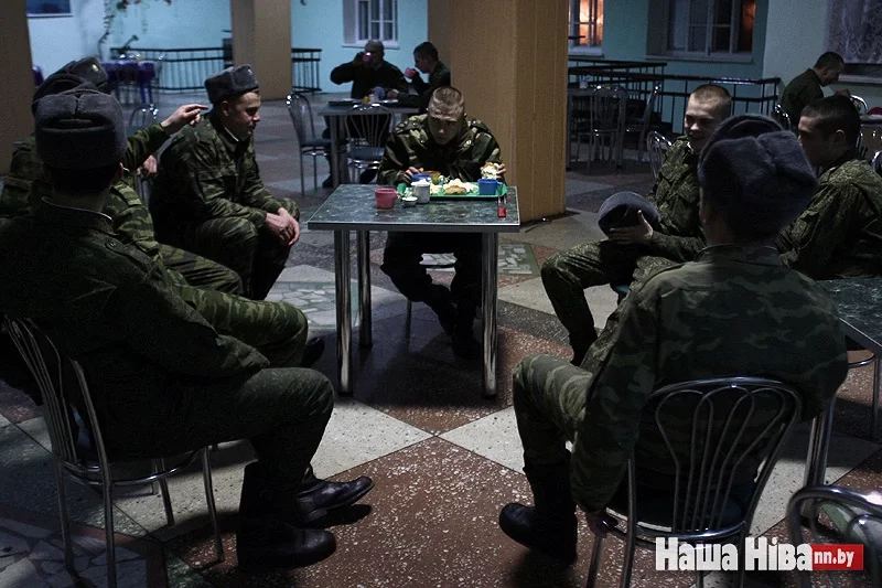 После реформы столовая 60-го полка связи напоминает кафе. Солдаты теперь приходят сюда только поесть, работает — гражданский персонал. Фото Сергея Гудилина.