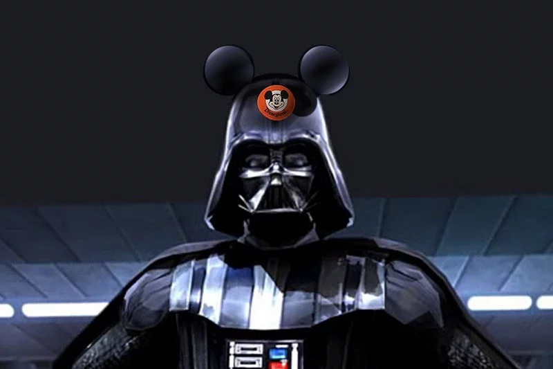 После новости о покупке студии Lucasfilm компанией Disney фанаты «Звездных войн» стали рисовать такие коллажи. Файл: gizmodo.com